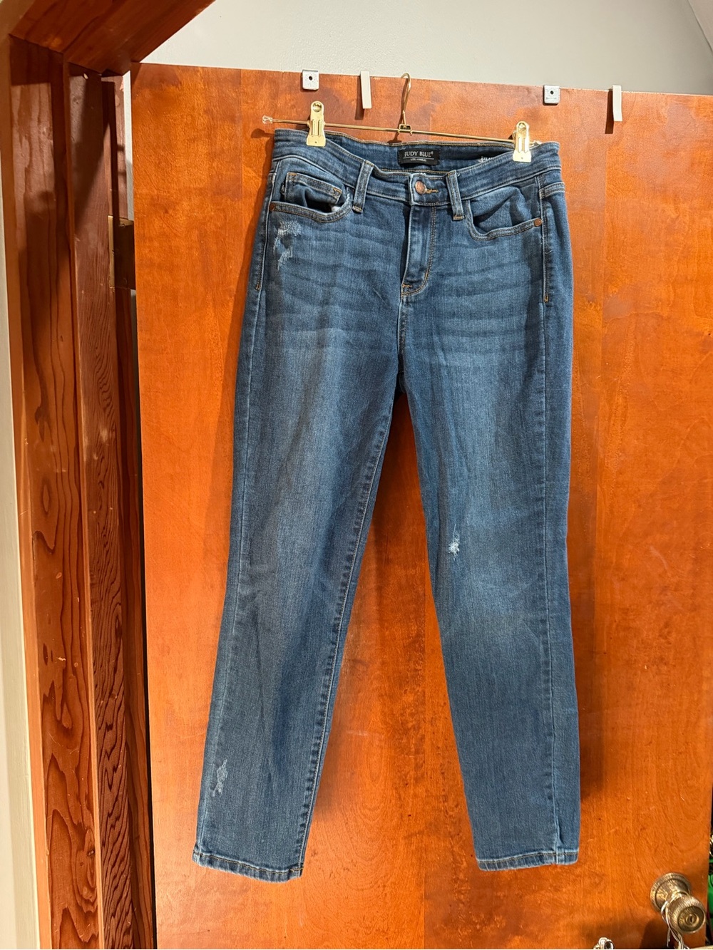 Judy Blue Mid-Rise Straight Leg Jeans in Medium Blue Wash